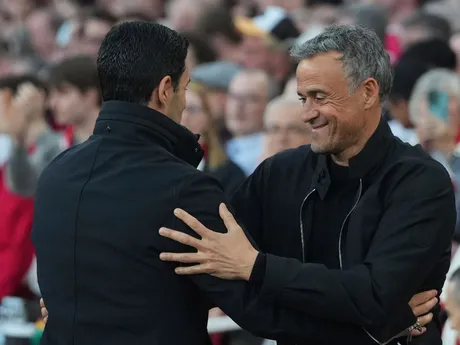 Tréneri Mikel Arteta (vľavo) a Luis Enrique pred zápasom Arsenal FC - Paríž St. Germain v prvom semifinále Ligy majstrov.
