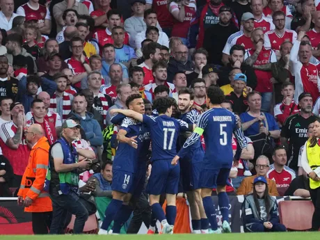 Ousmane Dembélé sa so spoluhráčmi teší po strelenom góle v zápase Arsenal FC - Paríž St. Germain v prvom semifinále Ligy majstrov.