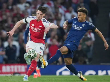 Declan Rice (vľavo) Desiré Doué v zápase Arsenal FC - Paríž St. Germain v prvom semifinále Ligy majstrov.