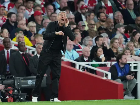 Tréner Luis Enrique počas zápasu Arsenal FC - Paríž St. Germain v prvom semifinále Ligy majstrov.