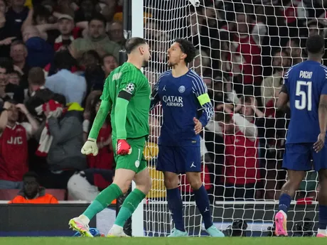 Brankár Gianluigi Donnarumma a Marquinhos v zápase Arsenal FC - Paríž St. Germain v prvom semifinále Ligy majstrov.