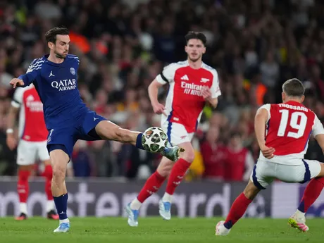Fabian Ruiz (vľavo) a Leandro Trossard v zápase Arsenal FC - Paríž St. Germain v prvom semifinále Ligy majstrov.