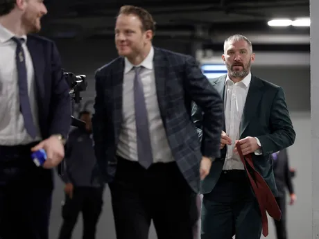 Kapitán Washingtonu Capitals Alex Ovečkin (vpravo) prichádza na zápas New York Islanders - Washington Capitals, v ktorom strelil 895. gól v kariére a prekonal historický rekord Wayna Gretzkého.