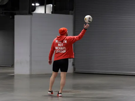 Kapitán Washingtonu Capitals Alex Ovečkin sa rozcvičuje pred zápasom New York Islanders - Washington Capitals, v ktorom strelil 895. gól v kariére a prekonal historický rekord Wayna Gretzkého.