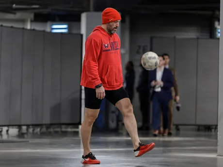 Kapitán Washingtonu Capitals Alex Ovečkin sa rozcvičuje pred zápasom New York Islanders - Washington Capitals, v ktorom strelil 895. gól v kariére a prekonal historický rekord Wayna Gretzkého.