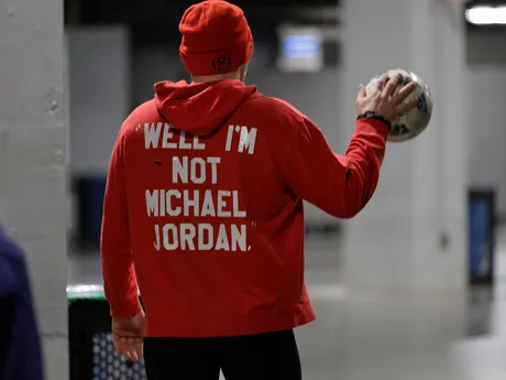 Kapitán Washingtonu Capitals Alex Ovečkin sa rozcvičuje pred zápasom New York Islanders - Washington Capitals, v ktorom strelil 895. gól v kariére a prekonal historický rekord Wayna Gretzkého.