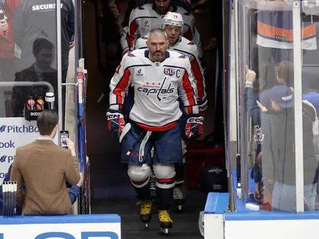 Kapitán Washingtonu Capitals Alex Ovečkin privádza svoj tím na zápas New York Islanders - Washington Capitals, v ktorom strelil 895. gól v kariére a prekonal historický rekord Wayna Gretzkého.