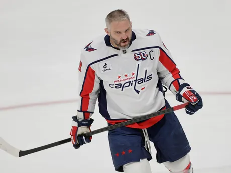 Kapitán Washingtonu Capitals Alex Ovečkin sa rozcvičuje na ľadovej ploche pred zápasom New York Islanders - Washington Capitals, v ktorom strelil 895. gól v kariére a prekonal historický rekord Wayna Gretzkého.