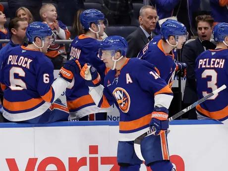 Hokejista New Yorku Islanders Bo Horvat (14) sa teší so spoluhráčmi z gólu počas zápasu New York Islanders - Washington Capitals, v ktorom Alexander Ovečkin strelil 895. gól v kariére a prekonal historický rekord Wayna Gretzkého.