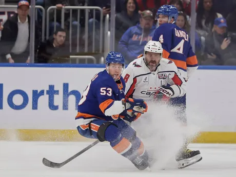 Kapitán Washingtonu Alexander Ovečkin v zápase New York Islanders - Washington Capitals, v ktorom strelil 895. gól v kariére a prekonal historický rekord Wayna Gretzkého.
