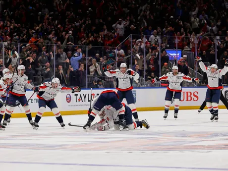 Hokejisti Washingtonu oslavujú 895. gól v kariére Alexandera Ovečkina, ktorým prekonal historický rekord Wayna Gretzkého v zápase New York Islanders - Washington Capitals.