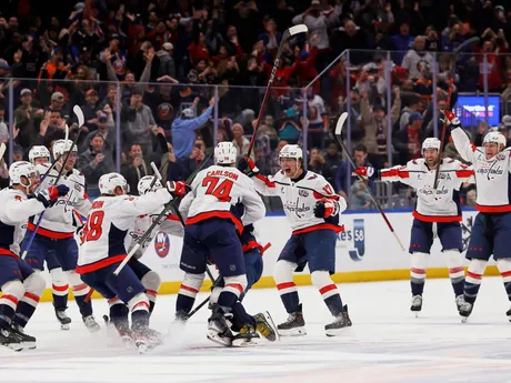 Hokejisti Washingtonu oslavujú 895. gól v kariére Alexandera Ovečkina, ktorým prekonal historický rekord Wayna Gretzkého v zápase New York Islanders - Washington Capitals.