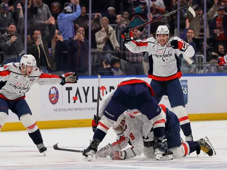 Hokejisti Washingtonu oslavujú 895. gól v kariére Alexandera Ovečkina, ktorým prekonal historický rekord Wayna Gretzkého v zápase New York Islanders - Washington Capitals.