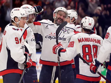 Kapitán Washingtonu Capitals Alex Ovečkin sa teší zo svojho rekordného 895. gólu v kariére, ktorý strelil v zápase New York Islanders - Washington Capitals. Ruský kanonier prekonal historický gólový rekord legendárneho kanadského útočníka Waynea Gretzkého.
