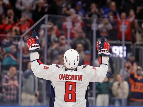 Kapitán Washingtonu Capitals Alex Ovečkin sa teší zo svojho rekordného 895. gólu v kariére, ktorý strelil v zápase New York Islanders - Washington Capitals. Ruský kanonier prekonal historický gólový rekord legendárneho kanadského útočníka Waynea Gretzkého.