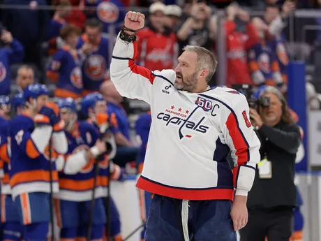 Alexander Ovečkin oslavuje po vytorení nového rekordu NHL v počte strelených gólov. 