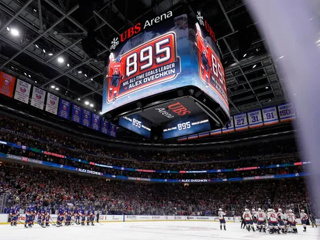 Svetelná tabuľa v zápase New York Islanders - Washington Capitals, v ktorom Alexander Ovečkin prekonal historický gólový rekord Wayna Gretzkého.