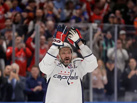 Kapitán Washingtonu Capitals Alex Ovečkin sa teší zo svojho rekordného 895. gólu v kariére, ktorý strelil v zápase New York Islanders - Washington Capitals. Ruský kanonier prekonal historický gólový rekord legendárneho kanadského útočníka Waynea Gretzkého.