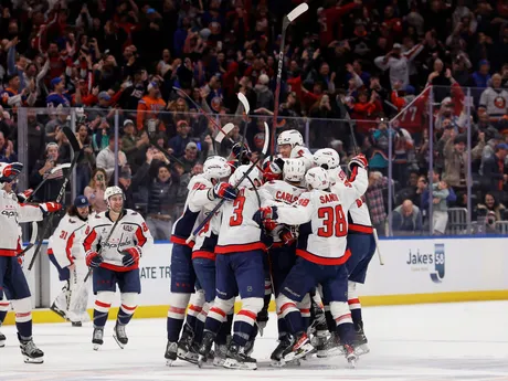 Hokejisti Washingtonu oslavujú 895. gól v kariére Alexandera Ovečkina, ktorým prekonal historický rekord Wayna Gretzkého v zápase New York Islanders - Washington Capitals.