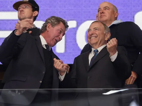 Wayne Gretzky (vľavo) a komisár NHL Gary Bettman na zápase New York Islanders - Washington Capitals, v ktorom Alexander Ovečkin prekonal historický gólový rekord práve Wayna Gretzkého.