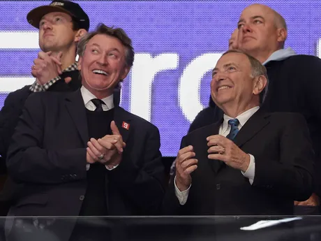Wayne Gretzky (vľavo) a komisár NHL Gary Bettman na zápase New York Islanders - Washington Capitals, v ktorom Alexander Ovečkin prekonal historický gólový rekord práve Gretzkého.