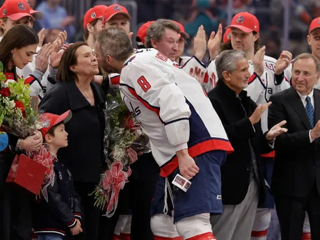 Kapitán Washingtonu Capitals Alex Ovečkin bozkáva svoju matku Tatyanu počas ceremoniálu po tom, čo strelil rekordný 895. gól v kariére. Ruský kanonier prekonal historický gólový rekord legendárneho kanadského útočníka Waynea Gretzkého.