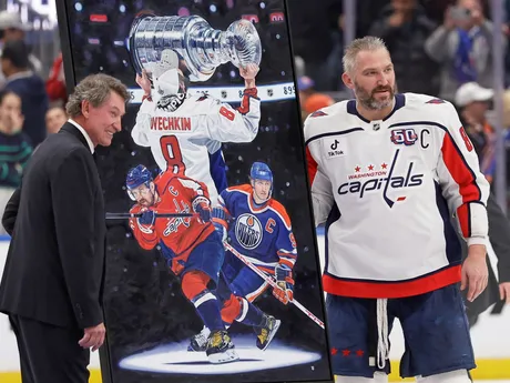 Kapitán Washingtonu Capitals Alex Ovečkin počas ceremoniálu po tom, čo strelil rekordný 895. gól v kariére. Ruský kanonier prekonal historický gólový rekord legendárneho kanadského útočníka Waynea Gretzkého, ktorý mu gratuluje.