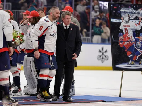 Kapitán Washingtonu Capitals Alex Ovečkin počas ceremoniálu po tom, čo strelil rekordný 895. gól v kariére. Ruský kanonier prekonal historický gólový rekord legendárneho kanadského útočníka Waynea Gretzkého, ktorý mu gratuluje.