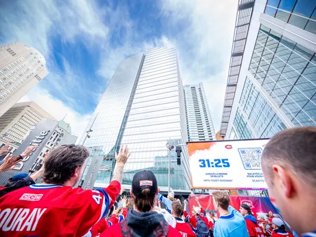 Fanúšikovia Montrealu pred 4. zápasom 1. kola play-off NHL: Montreal Canadiens - Washington Capitals.
