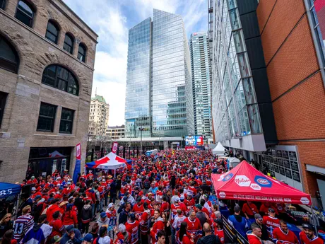Fanúšikovia Montrealu pred 4. zápasom 1. kola play-off NHL: Montreal Canadiens - Washington Capitals.