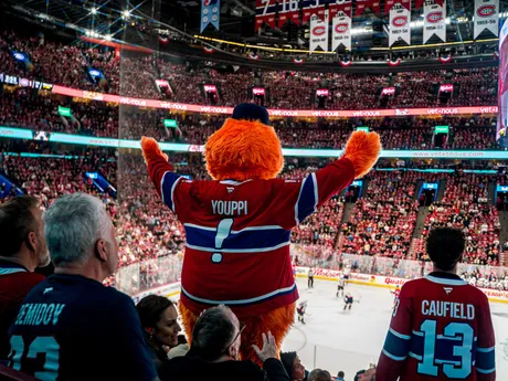 Maskot Montrealu vo 4. zápase 1. kola play-off NHL: Montreal Canadiens - Washington Capitals.