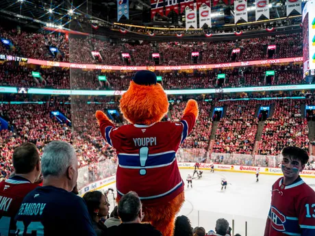 Maskot Montrealu vo 4. zápase 1. kola play-off NHL: Montreal Canadiens - Washington Capitals.