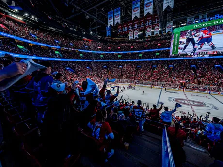 Fanúšikovia Montrealu vo 4. zápase 1. kola play-off NHL: Montreal Canadiens - Washington Capitals.