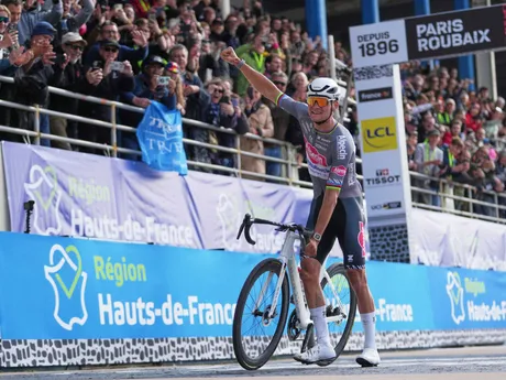 Mathieu van der Poel zavŕšil na pretekoch Paríž - Roubaix 2025 víťazný hetrik. 