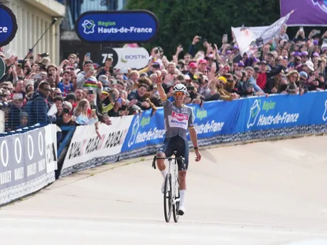 Mathieu van der Poel sa stal víťazom slávnych pretekov Paríž - Roubaix 2025.