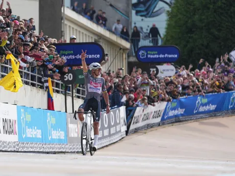 Mathieu van der Poel sa stal víťazom slávnych pretekov Paríž - Roubaix 2025.
