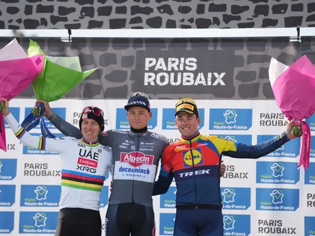 Mathieu van der Poel triumfoval na Paríž - Roubaix 2025 pred Tadejom Pogačarom a Madsom Pedersenom. 