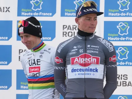 Mathieu van der Poel (vpravo) a Tadej Pogačar po pretekoch Paríž - Roubaix 2025.