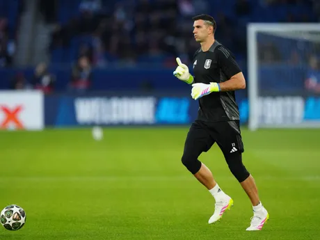 Brankár Aston Villy  Emiliano Martinez prichádza na trávnik pred úvodným zápasom štvrťfinále Ligy majstrov Paríž St. Germain - Aston Villa.