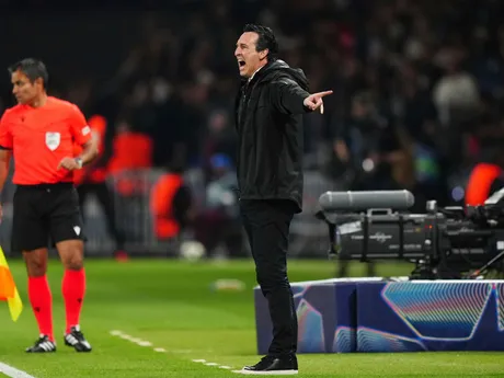 Tréner Aston Villy Unai Emery počas úvodného zápasu štvrťfinále Ligy majstrov Paríž St. Germain - Aston Villa.