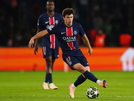 Joao Neves počas úvodného zápasu štvrťfinále Ligy majstrov Paríž St. Germain - Aston Villa.