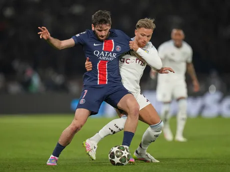 Futbalista Aston Villy Matty Cash (uprostred) a hráč Paríža St. Germain Chviča Kvaracchelija bojujú o loptu počas úvodného zápasu štvrťfinále Ligy majstrov Paríž St. Germain - Aston Villa.