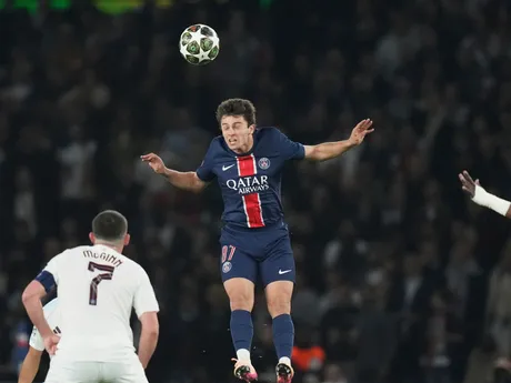 Joao Neves hlavičkuje počas úvodného zápasu štvrťfinále Ligy majstrov Paríž St. Germain - Aston Villa.