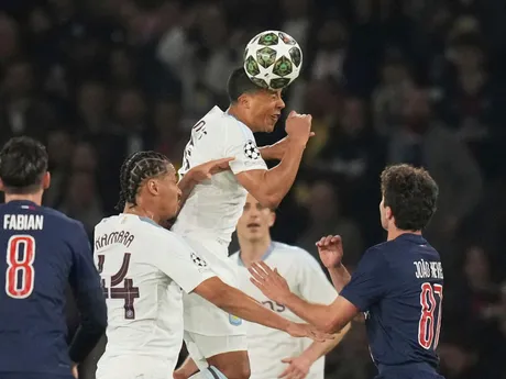 Futbalista Aston Villy Youri Tielemans hlavičkuje počas úvodného zápasu štvrťfinále Ligy majstrov Paríž St. Germain - Aston Villa.