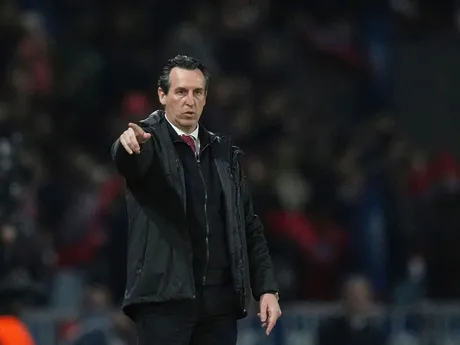 Tréner Aston Villy Unai Emery gestikuluje počas úvodného zápasu štvrťfinále Ligy majstrov Paríž St. Germain - Aston Villa.