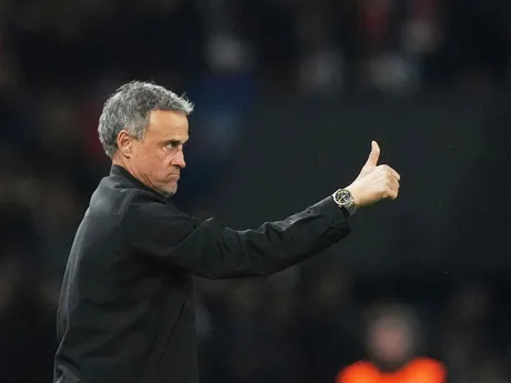 Tréner Paríža St. Germain Luis Enrique gestikuluje počas úvodného zápasu štvrťfinále Ligy majstrov Paríž St. Germain - Aston Villa.