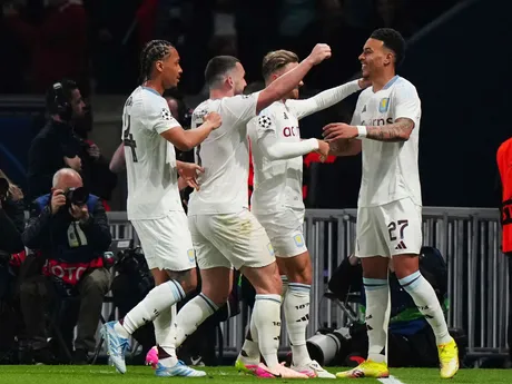 Futbalista Aston Villy Morgan Rogers (vpravo) sa teší z gólu počas úvodného zápasu štvrťfinále Ligy majstrov Paríž St. Germain - Aston Villa.