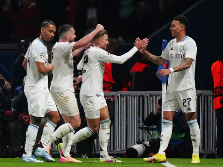 Futbalista Aston Villy Morgan Rogers (vpravo) sa teší z gólu počas úvodného zápasu štvrťfinále Ligy majstrov Paríž St. Germain - Aston Villa.