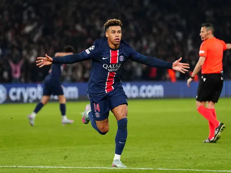 Desire Doue oslavuje gól počas úvodného zápasu štvrťfinále Ligy majstrov Paríž St. Germain - Aston Villa.