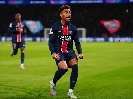 Desire Doue oslavuje gól počas úvodného zápasu štvrťfinále Ligy majstrov Paríž St. Germain - Aston Villa.